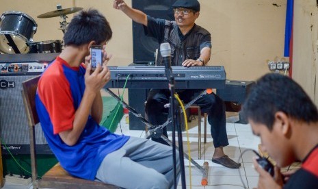 Seorang guru tunanetra yang berstatus PNS memberikan materi pelajaran bermusik kepada siswa di SLBN A Kota Bandung, Jawa Barat. (Ilustrasi)