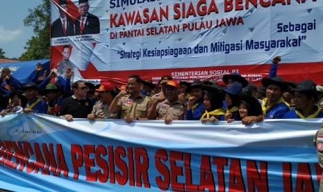 Masyarakat melakukan simulasi bencana tsunami di Alun-alun Kecamatan Kalipucang, Kabupaten Pangandaran, Jumat (22/11). Simulasi itu dilakukan sebagai salah satu kegiatan dalam pencanangan Kawasan Siaga Bencana oleh Kementerian Sosial. 