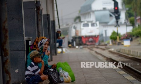 Calon penumpang menunggu kereta di Stasiun Bandung, Jawa Barat, Jumat (22/11/2019).