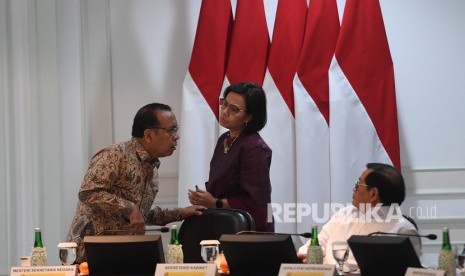 Mensesneg Pratikno (kanan) berbincang dengan Menteri Keuangan Sri Mulyani (tengah) dan Seskab Pramono Anung (kanan) di sela rapat terbatas di Kantor Presiden, Jakarta, Jumat (22/11/2019).