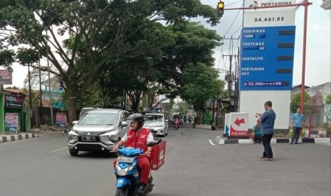 SPBU di Kota Tasikmalaya. Kota Tasikmalaya dan Kabupaten Ciamis menjadi dua di antara sejumlah daerah lain di Jawa Barat (Jabar) yang akan dijadikan lokasi uji coba penyaluran bahan bakar minyak (BBM) bersubsidi menggunakan mekanisme baru. Bukan tanpa alasan kedua daerah tersebut dijadikan lokasi uji coba.