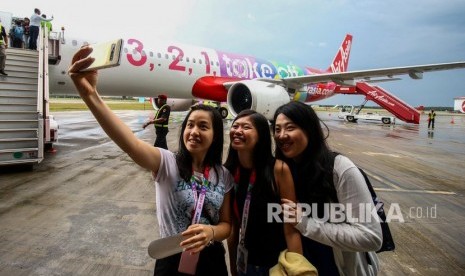 Wartawan berswafoto di depan Pesawat Airbus A321NEO milik maskapai AirAsia saat tiba di Paint Hangar, Sepang Aircraft Engineering (SAE), Kuala Lumpur International Airport, Malaysia, Jumat (22/11/2019). 