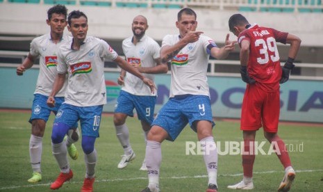 Pesepak bola PSIS Semarang Wallace Costa (kedua kanan) dan rekannya melakukan selebrasi setelah mencetak gol ke gawang Tira Persikabo dalam laga lanjutan Liga 1 di Stadion Pakansari, Cibinong, Bogor, Jawa Barat, Jumat (22/11/2019).