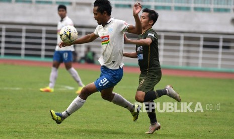 Pesepak bola klub PSIS Semarang, Heru Setyawan (tengah) berebut bola dengan pesepak bola klub Tira Persikabo Rezky Ikhwan (kanan) dalam pertandingan lanjutan Liga 1 Indonesia di Stadion Pakansari, Kabupaten Bogor, Jawa Barat, Jumat (22/11/2019).