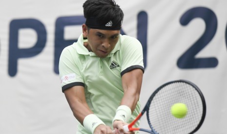 Petenis Indonesia Christopher Rungkat berusaha mengembalikan bola ke petenis M Rifqi Fitriadi pada final BNI Tennis Open 2019 di lapangan tenis The Sultan Hotel, Jakarta, Jumat (22/11/2019). 