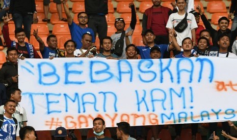 Sejumlah suporter PSIS Semarang, Panser Biru membentangkan spanduk solidaritas pembebasan pendukung Timnas Indonesia saat pertandingan lanjutan Liga 1 di Stadion Pakansari, Kabupaten Bogor, Jawa Barat, Jumat (22/11/2019). 