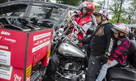 Menjelang momen Natal dan Tahun Baru, PT Pertamina (Persero) menjamin pasokan gas elpiji bahan bakar minyak (BBM) untuk warga aman Foto: Petugas melakukan pengisian bbm kepada konsumen melalui layanan Pertamina Delivery Service di Bandung, Jawa Barat, Jumat (22/11/2019).