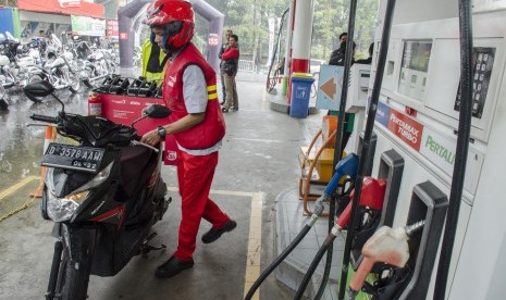 Petugas melakukan pengisian bbm untuk layanan Pertamina Delivery Service di SPBU, (ilustrasi). 