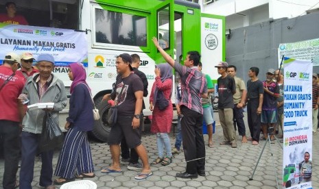 Humanity Food Truck ACT Tasikmalaya membagikan 500 paket makanan kepada warga di Masjid Agung Tasikmalaya, Ahad (24/11). 