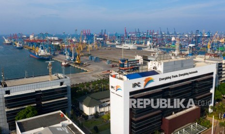 Suasana aktivitas bongkar muat peti kemas dengan latar depan Gedung PT Pelabuhan Indonesia II (Persero) atau Pelindo II di Pelabuhan Tanjung Priok, Jakarta Utara, pada akhir 2019 lalu.