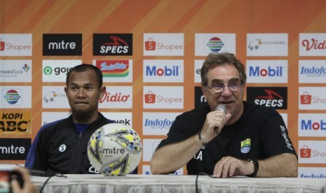 Pemain Persib Bandung, Supardi Nasir (kiri) dan pelatih Persib, Robert Rene Alberts (kanan) di Stadion Si Jalak Harupat, Kabupaten Bandung, Ahad (24/11). 