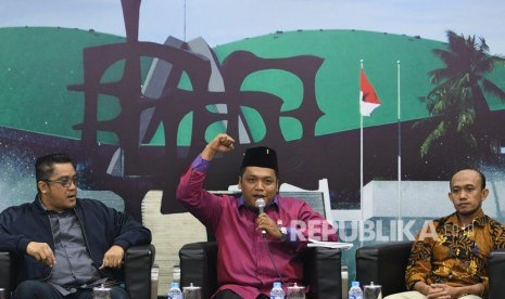 Anggota MPR Fraksi PDI Perjuangan Muchamad Nabil Haroen (tengah)  meminta aturan tegas bagi pelanggar libur termasuk saat Idul Fitri