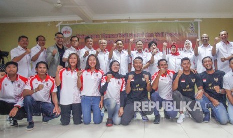 Ketua Umum Persatuan Bola Voli Seluruh Indonesia (PBVSI) Imam Sudjarwo (tengah belakang) beserta jajarannya foto bersama dengan timnas voli putera dan puteri pantai saat pelepasan timnas voli di Padepokan Voli Jendral Polisi Kunarto, Sentul, Bogor, Jawa Barat, Senin (25/11/2019).