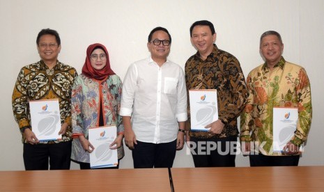 Wakil Menteri BUMN Kartiko Wiryoatmojo (tengah) berfoto dengan jajaran komisaris baru PT Pertamina (Persero) Basuki Tjahaja Purnama (kedua kanan), Komjen (Pol) Condro Kirono (paling kanan), dan Budi G Sadikin (paling kiri), serta Direktur Keuangan Pertamina yang baru Emma Sri Martini (kedua kiri) usai acara penyerahan surat keputusan (SK) di Kantor Kementerian BUMN, Jakarta, Senin (25/11/2019).