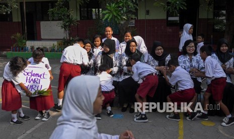 Siswa SD Negeri Joglo Solo mengikuti acara sungkem kepada guru untuk memperingati Hari Guru Nasional di halaman sekolah setempat, Solo, Jawa Tengah, Senin (25/11/2019).(Antara/Maulana Surya)