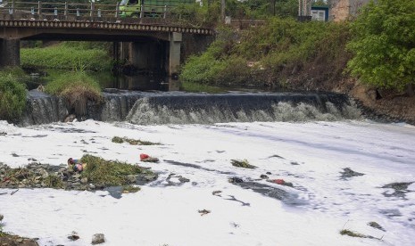 Kendaraan melintas di dekat Sungai Cirarab yang berbusa di Sukadiri, Kabupaten Tangerang, Banten, Senin (25/11/2019).