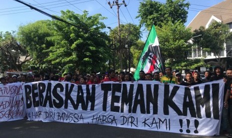 Ratusan supporter sepakbola yang merupakan gabungan dari pendukung Persebaya Surabaya, Bonek Mania, pendukung Deltras Sidoarjo, Delta Mania, pendukung Persela Lamongan, LA Mania, hingga pendukung Madura United, K-Conk Mania menggelar aksi di depan Kantor PSSI Jatim, Senin (25/11). Mereka menuntut pembebasan salah satu supporter Indonesia yang ditahan di Malaysia