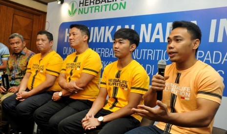 Atlet Angkat Besi Eko Yuli Irawan (kanan) berbicara disaksikan Director Finance and Member Operations Herbalife Nutrition Indonesia Sugiharjo (kiri), Manager Timnas Taekwondo Yefi Triaji (kedua kiri), Pelatih Timnas Angkat Besi Dirdja Wihardja (ketiga kiri) dan atlet Taekwondo Muhammad Wahyu, saat pelepasan atlet SEA Games 2019, di Jakarta, Senin (25/11/2019). 