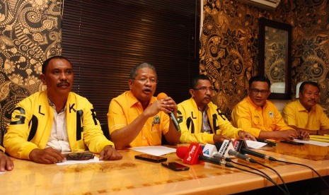 Fungsionaris DPP Partai Golkar, Cyrillus Kerong (kedua kiri) memberikan keterangan kepada wartawan terkait dukungan untuk Bambang Soesatyo (Bamsoet) sebagai calon ketua umum pada musyawarah nasional (Munas) Partai Golkar di Jakarta, Senin (25/11).