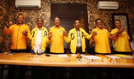 Fungsionaris DPP Partai Golkar Cyrillus Kerong (ketiga kiri), Pengurus Pleno Partai Golkar Roy Lewar (kedua kiri), Kader Partai Golkar Edy Lanitama (kiri), Wasekjen DPP Partai Golkar Viktus Murin (ketiga kanan), Wakil Bendahara DPP Partai Golkar Mahadi Nasution (kedua kanan) dan Fungsionaris Partai Golkar Sulawesi Selatan Sutan Zulkarnaen, mengangkat tangan bersama usai memberikan keterangan kepada wartawan terkait dukungan untuk Bambang Soesatyo (Bamsoet) sebagai calon ketua umum pada musyawarah nasional (Munas) Partai Golkar di Jakarta, Senin (25/11/2019).