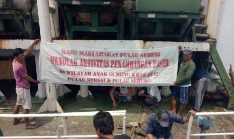 Warga menolak penambangan pasir Gunung Anak Krakatau (GAK).