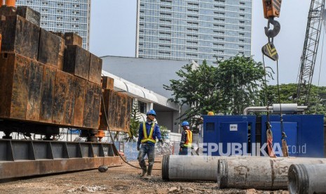 Pekerja menyelesaikan pembangunan revitalisasi kawasan Taman Ismail Marzuki (TIM) di Jakarta, Senin (25/11/2019).