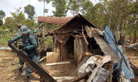 Tim operasi gabungan menindak gubuk yang biasa digunakan untuk melakukan pekerjaan ilegal di kawasan CA dan TWA Kawah Kamojang, Kabupaten Garut, Senin (25/11). 