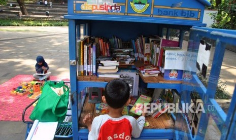 Peningkatan literasi generasi muda menjadi kebutuhan mendesak. Ilustrasi Anak-anak membaca buku di perpustakaan Kotak Literasi Cerdas (Kolecer) di Taman Ekspresi, Kota Bogor, Jawa Barat, Senin (25/11/2019).