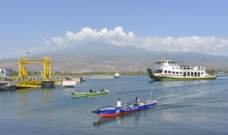 Kapal feri dari Sumbawa bersiap untuk berlabuh di pelabuhan Kayangan, Selong, Lombok Timur, NTB. PT ASDP Indonesia Ferry menargetkan transaksi pembayaran nontunai di lintasan Kayangan- Pototano NTB bisa 100 persen.