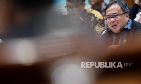 Menteri Riset dan Teknologi (Menristek) dan Kepala Badan Riset dan Inovasi Nasional (BRIN) Bambang Brodjonegoro (kanan)