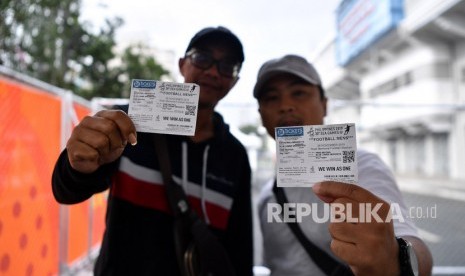 Suporter Indonesia menunjukkan tiketnya jelang pertandingan Grup B SEA Games 2019 antara Timnas U-22 Indonesia melawan Timnas U-22 Thailand di Stadion Rizal Memorial, Manila, Filipina, Selasa (26/11/2019).