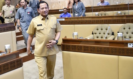 Menteri Dalam Negeri (Mendagri) Tito Karnavian (kanan) 