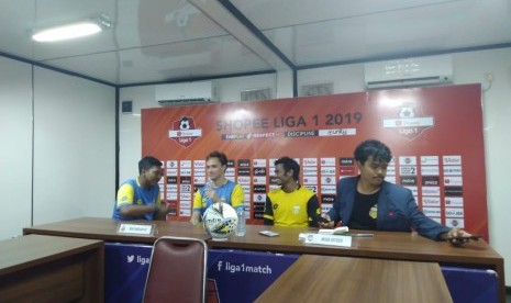 Pelatih Bhayangkara FC, Paul Munster (kedua dari kiri) dalam konferensi pers sebelum laga kontra Arema FC di Stadion PTIK Jakarta, Selasa (26/11). 