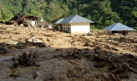 Suasana di Kecamatan Koto Parik Gadang Diateh, Kabupaten Solok Selatan pasca terjangan banjir bandang, Selasa (26/11) |