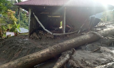 Suasana di Kecamatan Koto Parik Gadang Diateh, Kabupaten Solok Selatan pasca terjangan banjir bandang (ilustrasi)