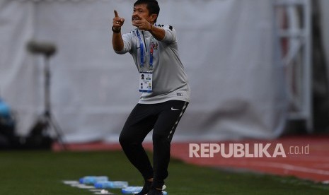 Pelatih timnas Indonesia U-22 Indra Sjafri memberi arahan kepada timnya. Indra sudah menyiapkan eksekutor penalti andai timnas U-22 harus menjalani adu penalti melawan Myanmar pada semifinal SEA Games 2019.