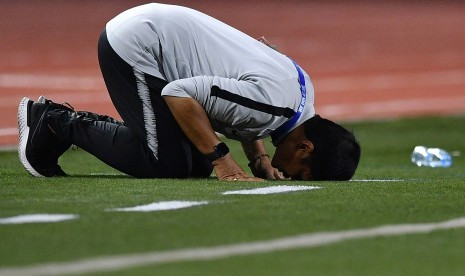 Pelatih Timnas U-22 Indonesia Indra Sjafri melakukan sujud syukur seusai timnya mengalahkan Timnas Thailand dalam pertandingan Grup B SEA Games 2019 di Stadion Rizal Memorial, Manila, Filipina, Selasa (26/11/2019). 