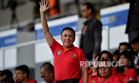 Ketua Umum PSSI Mochamad Iriawan melambaikan tangan saat menyaksikan pertandingan timnas U-22 Indonesia di Stadion Rizal Memorial, Manila, Filipina.