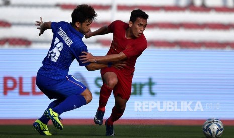 Pemain Timnas Indonesia U-22 Egy Maulana Vikri (kanan) menggiring bola dibayangi pemain Timnas Thailand U-22 Chatmongkol Tongkiri dalam pertandingan Grup B SEA Games 2019 di Stadion Rizal Memorial, Manila, Filipina, Selasa (26/11/2019). 