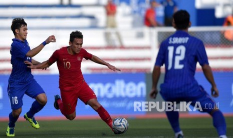 Pemain timnas Indonesia U-22 Egy Maulana Vikri (tengah) menggiring bola. Timnas U-22 akan menghadapi Singapura pada laga kedua Grup B SEA Games 2019.