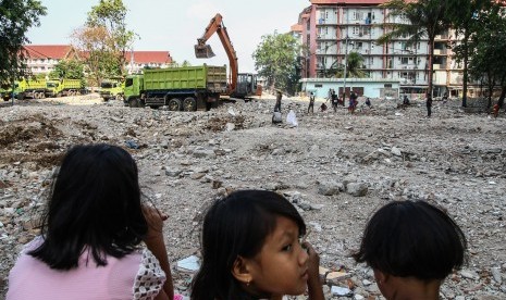 Pekerja melakukan revitalisasi tahap II Rusunawa Penjaringan, Jakarta, Selasa (26/11/2019). Seorang bocah berusia 7 tahun menjadi korban sengatan listrik di lokasi pembongkaran Rusun Penjaringan, Jakut.