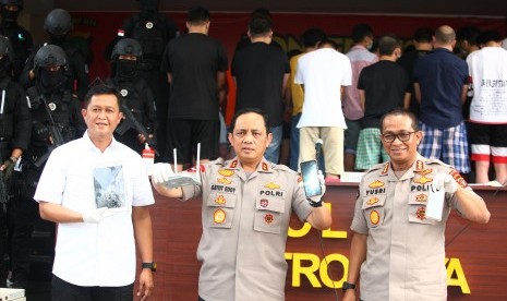 Irjen Pol Gatot Eddy Pramono (tengah)