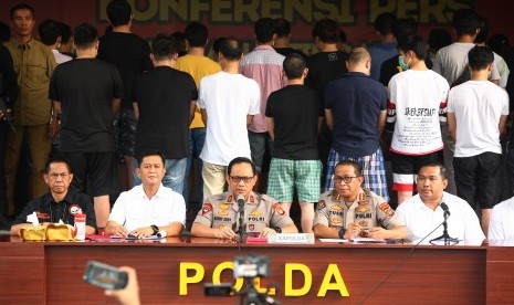 Kapolda Metro Jaya Irjen Pol Gatot Eddy Pramono (tengah) didampingi Kabid Humas Polda Metro Jaya Kombes Pol Yusri Yunus (kedua kanan) dan Dirkrimsus Polda Metro Jaya Kombes Pol Iwan Kurniawan (kedua kiri) memberikan keterangan pers saat rilis penipuan online (Telecom Fraud) oleh WNA China di Polda Metro Jaya, Jakarta, Selasa (26/11/2019).