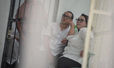 Komedian Tri Retno Prayudati alias Nunung (kanan) dan suaminya July Jan Sambiran (kiri) dikabarkan rajin berolahraga selama berada di RSKO Cibubur, Jakarta Timur.