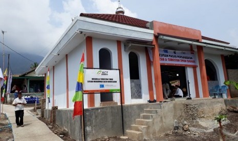 Masjid Persahabatan RI - Turkistan Timur (Uighur) diresmikan di Desa Way Muli, Rajabasa, Kabupaten Lampung Selatan, Provinsi Lampung, Rabu (27/11).