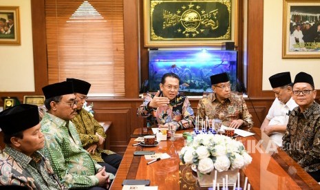 Ketua MPR Bambang Soesatyo (keempat kanan) bersama Wakil Ketua MPR Ahmad Basarah (ketiga kiri), Hidayat Nur Wahid (kiri) dan Jazilul Fawaid (kedua kiri) berbincang dengan Ketua Umum PBNU KH Said Aqil Siradj (ketiga kanan) serta jajaran pengurus PBNU saat berkunjung ke Gedung PBNU, Jakarta, Rabu (27/11/2019).