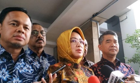 Ketua Umum Asosiasi Pemerintah Kota Seluruh Indonesia (Apeksi), Airin Rachmi Diany (kedua kanan) bersama jajarannya memberikan keterangan kepada wartawan usai bertemu Menteri Dalam Negeri Tito Karnavian di kantor Kemendagri, Jakarta Pusat, Rabu (27/11).