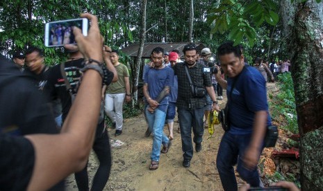 Petugas membawa dua orang pelaku pembuat narkoba saat penggerebekan. Polisi kembali gerebek Kampung Boncos untuk membongkar jaringan narkoba termasuk sabu