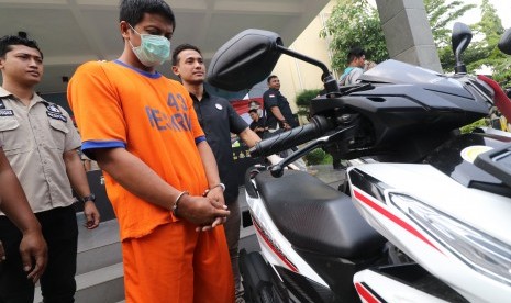 Polisi memperlihatkan tersangka begal payudara berinisial SP (tengah) berikut barang bukti berupa sepeda motor saat gelar kasus cabul di Polres Kediri, Jawa Timur, Rabu (27/11/2019).