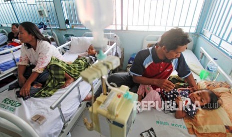 BPPT menggandeng Kimia Farma berupaya membuat alat deteksi dini sakit DBD. Foto: Sejumlah anak yang terjangkit penyakit demam berdarah dengue (DBD) mendapat perawatan intensif tenaga medis di Rumah Sakit Umum Daerah (RSUD) Dumai di Kota Dumai, Riau, Rabu (27/11/2019). 